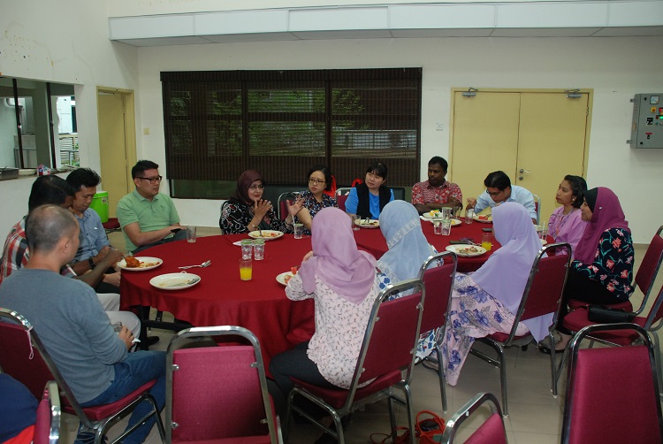 05 150719 lecturerlunch1