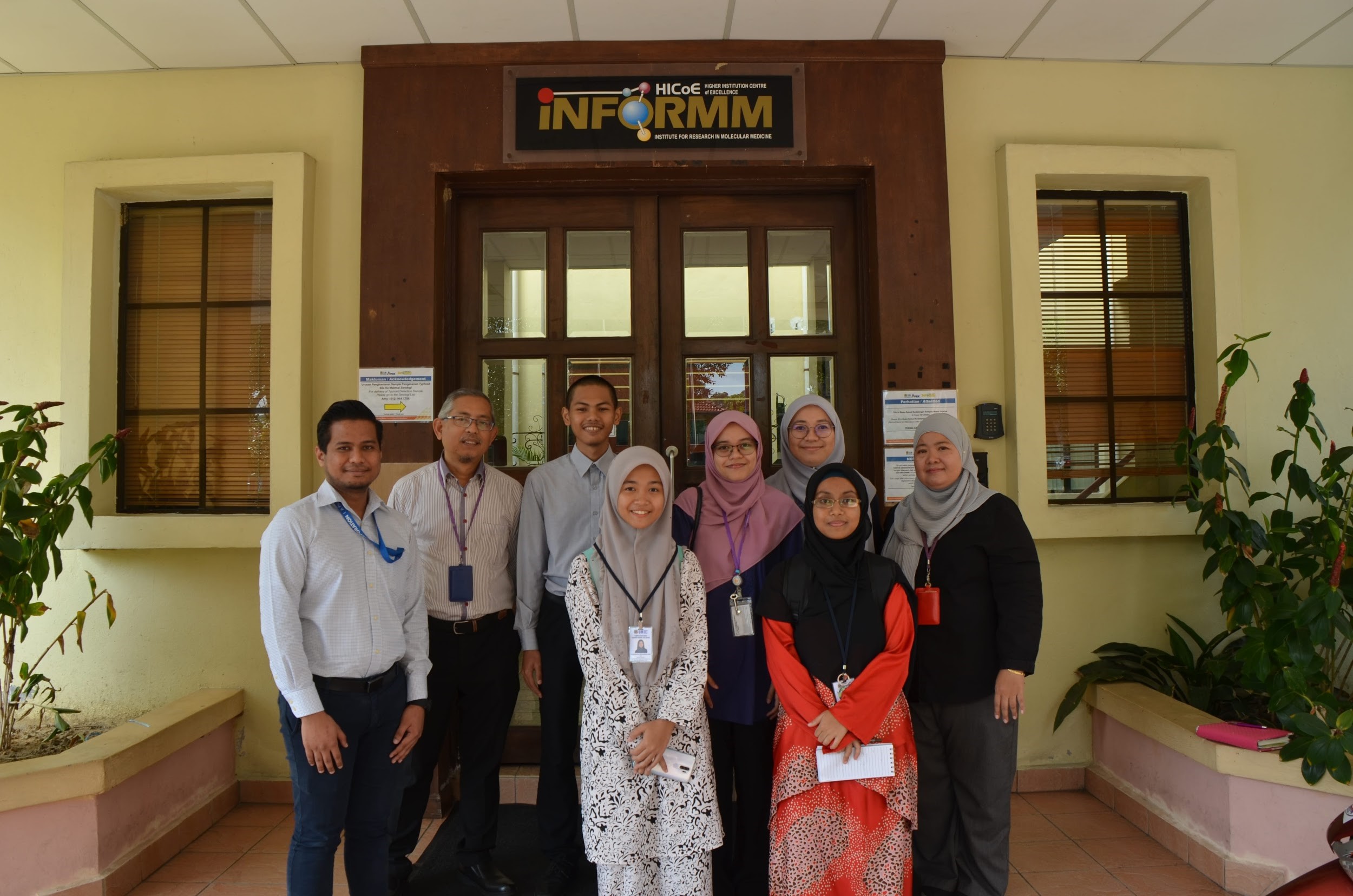 01 100220 Visit by Students from Vacation Research Programme