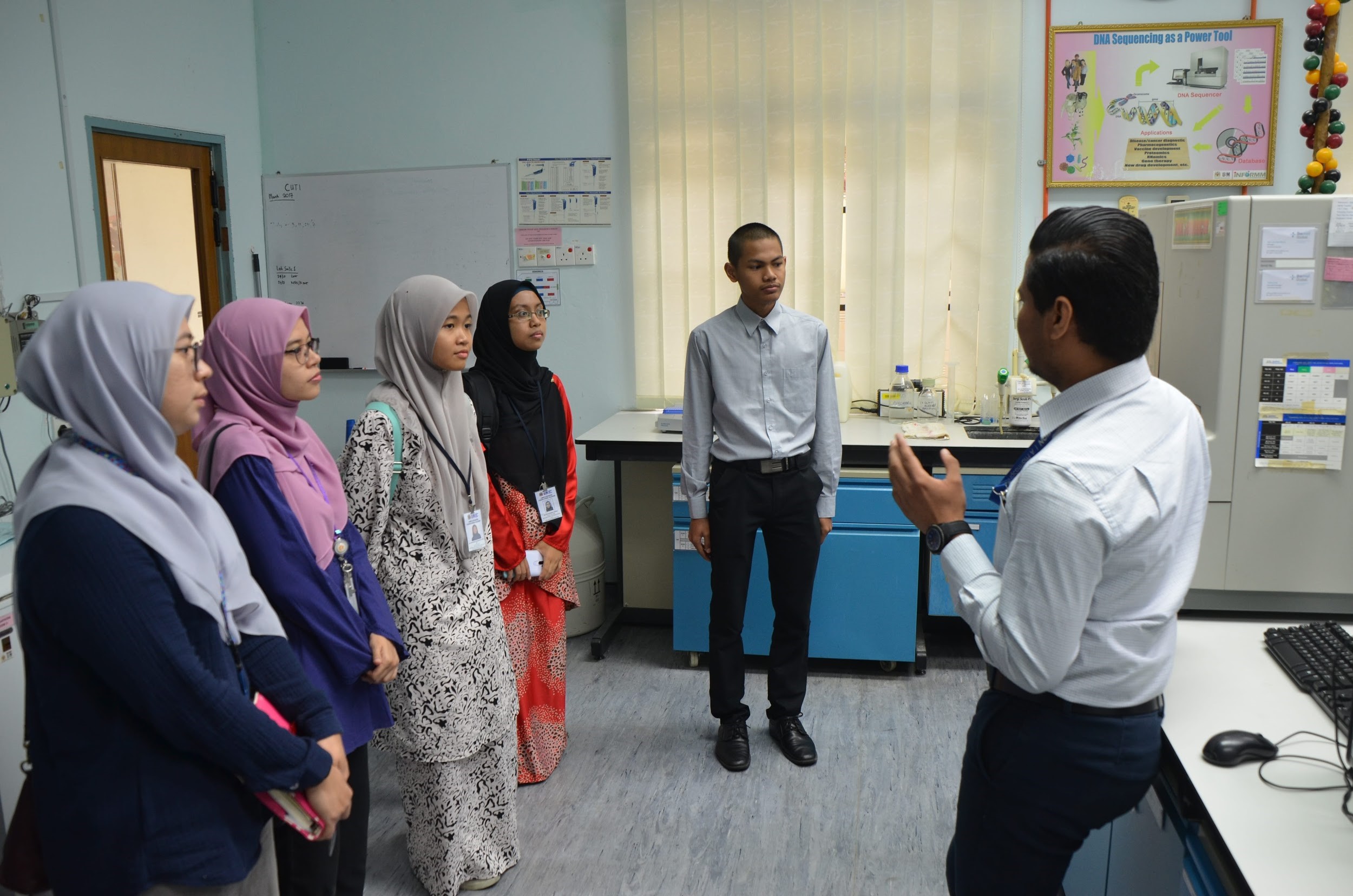 02 100220 Visit by Students from Vacation Research Programme