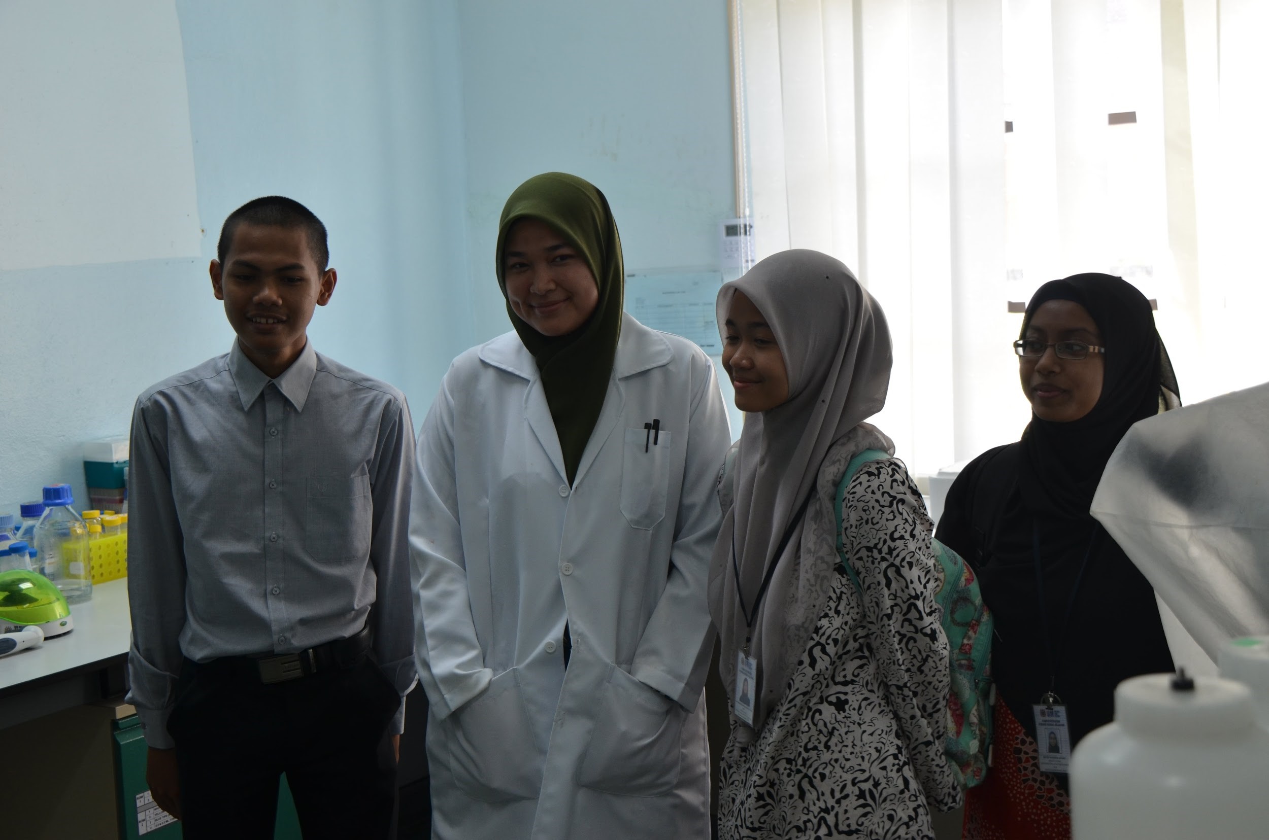 03 100220 Visit by Students from Vacation Research Programme