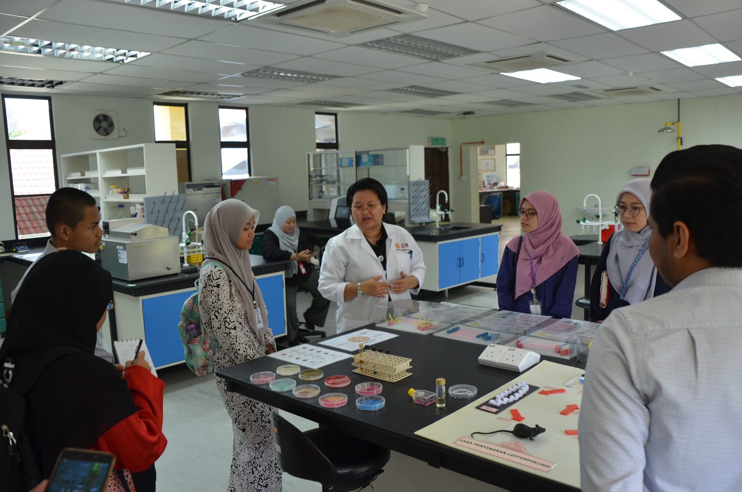 05 100220 Visit by Students from Vacation Research Programme